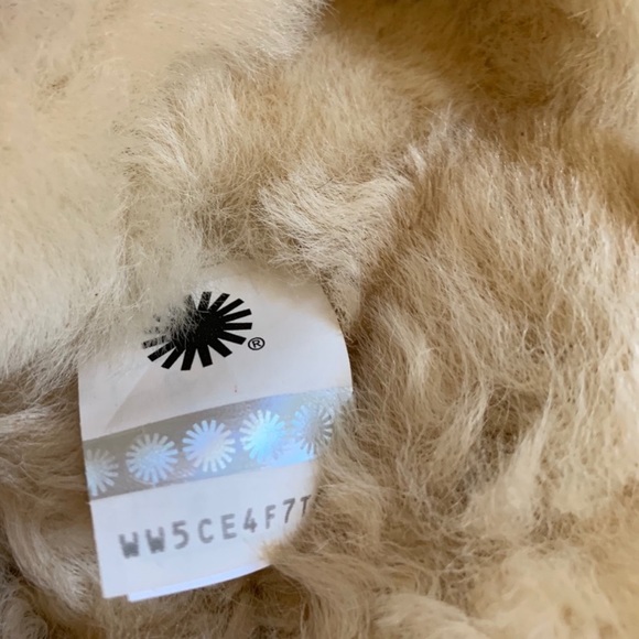 UGG Chestnut Bailey Button II Boots - Picture 8 of 8